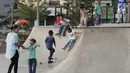 Beberapa orang anak bermain meluncur di area Skate Park RPTRA Kalijodo, Jakarta, Sabtu (15/6/2019). Menjelang sore hari, anak-anak berdatangan menghabiskan waktu dengan bermain di area RPTRA Kalijodo. (Liputan6.com/Helmi Fithriansyah)