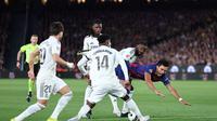 Pemain Barcelona, Ferran Torres terjatuh saat berebut bola dengan gelandang Real Madrid, Aurélien Tchouameni dalam pertandingan sepak bola liga Spanyol antara FC Barcelona dan Real Madrid CF di Stadion Camp Nou, Barcelona pada 10 Mei 2026. (Josep LAGO / AFP)
