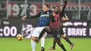 Penyerang AC Milan, M'Baye Niang (kanan), berusaha merebut bola dari kaki bek Inter Milan, Danilo D'Ambrosio, pada laga pekan ke-13 Serie A di Stadion San Siro, Minggu (20/19/2016). (AFP/Giuseppe Cacace)