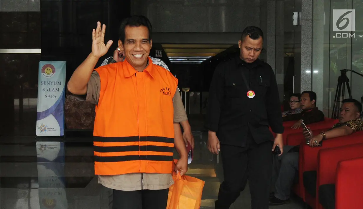 Ekspresi penyuap Bupati Subang Imas Aryumningsih, Data usai menjalani pemeriksaan di Gedung KPK, Jakarta, Rabu (14/3). Data diperiksa sebagai tersangka kasus dugaan suap pengurusan izin di Pemkab Subang. (Merdeka.com/Dwi Narwoko)