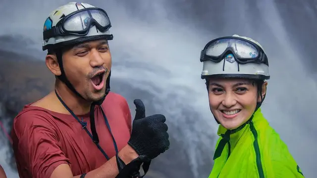 Bareng Ibnu Jamil, Ini 7 Momen Ririn Ekawati Lakukan Olahraga Ekstrem di Air Terjun