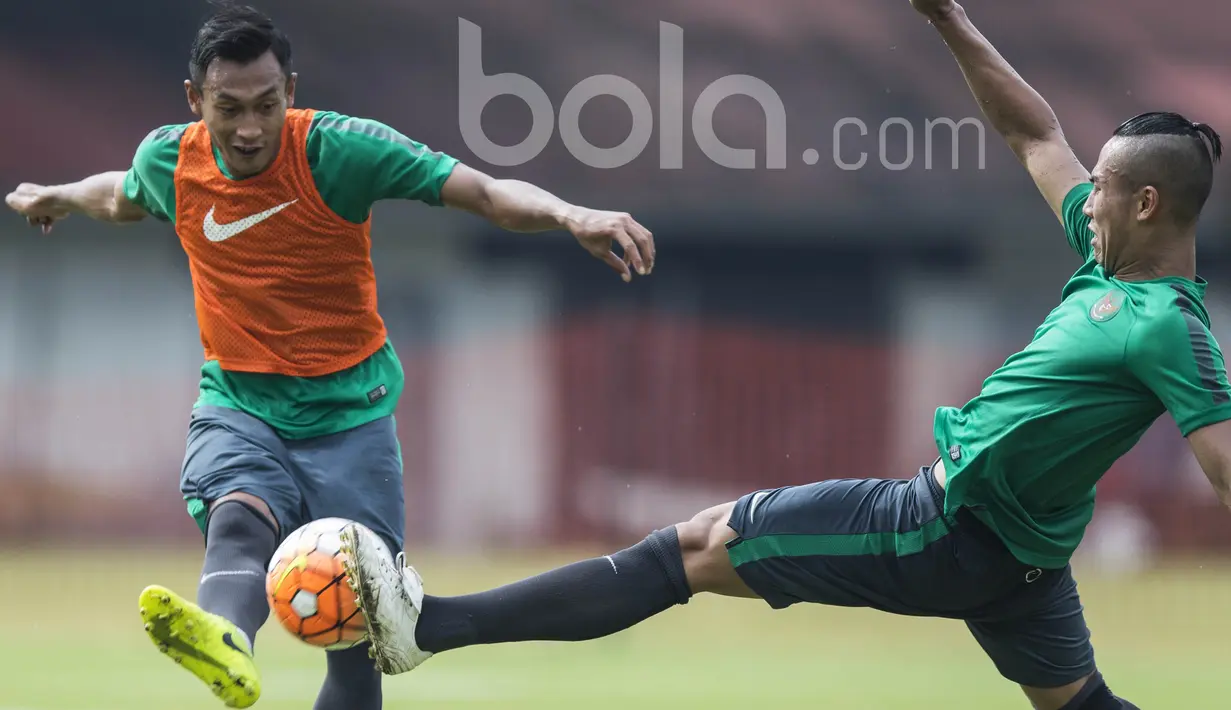 Bek Barito Putera, Hansamu Yama, berebut bola dengan bek Persija, Ryuji Utomo, saat mengikuti seleksi Timnas Indonesia U-22 di Lapangan SPH Karawaci, Banten, Rabu (8/3/2017). (Bola.com/Vitalis Yogi Trisna)