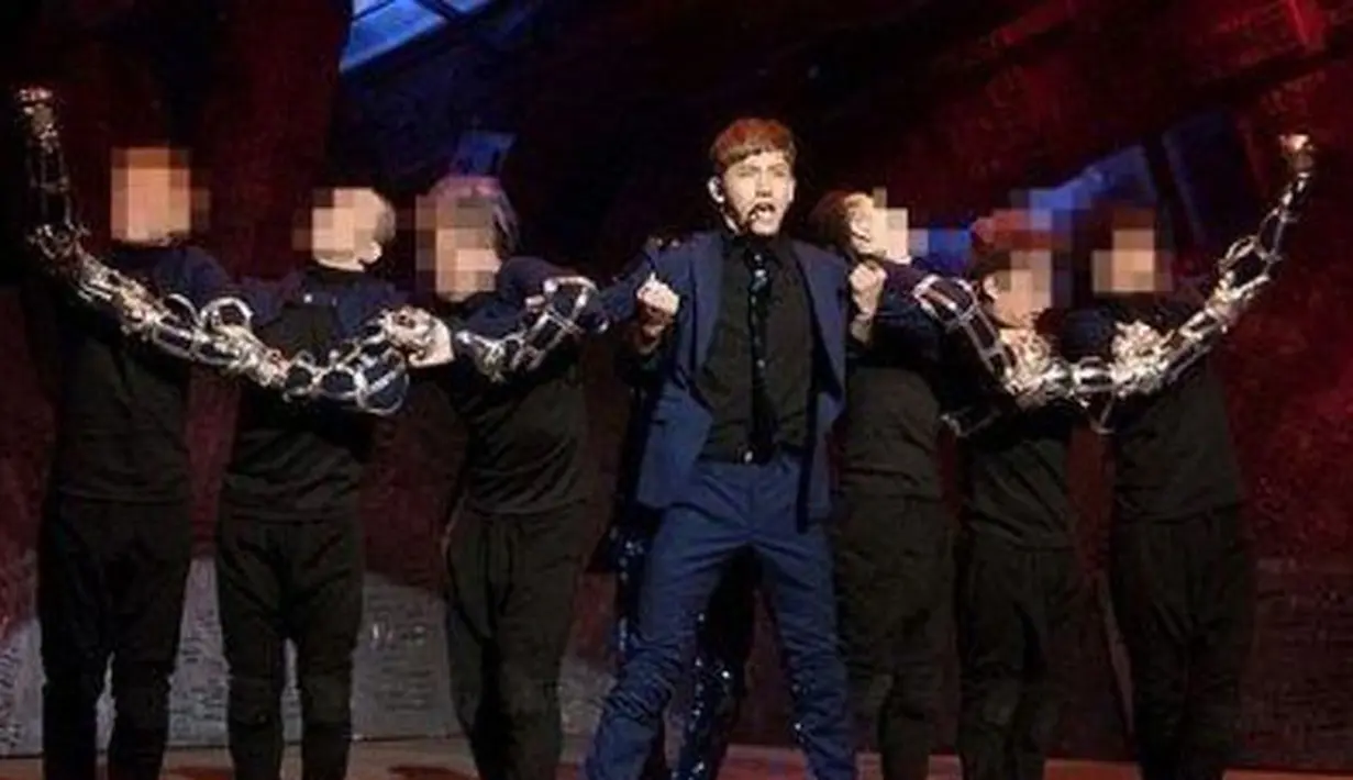Pada foto ini, Changmin TVXQ seperti mempunyai tangan yang sangat panjang. (Foto: koreaboo.com)