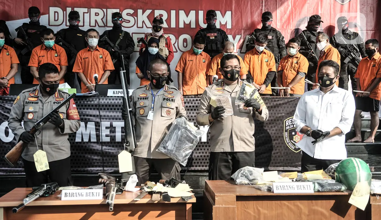 Kapolda Metro Jaya Irjen Pol Nana Sudjana (kedua kanan) menunjukkan barang bukti saat konferensi pers kasus pembunuhan pengusaha pelayaran Sugianto (51), Mapolda Metro Jaya, Jakarta, Senin (24/8/2020). Polisi membekuk 12 tersangka dalam kasus pembunuhan berencana ini. (merdeka.com/Iqbal S. Nugroho)