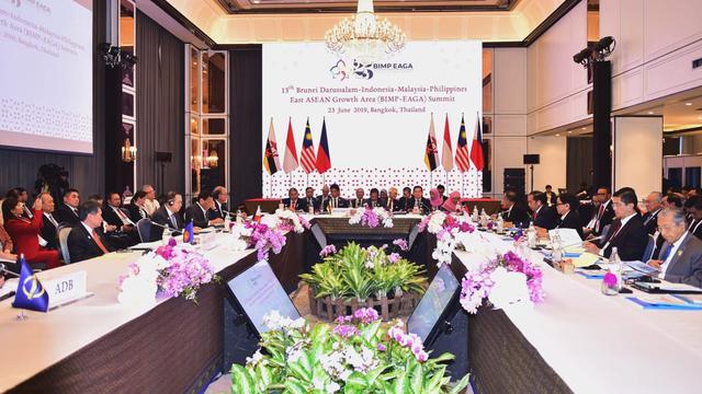 Jokowi di KTT ASEAN di Thailand