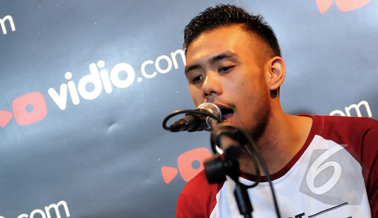 Juara 3 Music Video Contest Vidio.com, Eros Tjokro menunjukkan aksinya saat konferensi pers di markas Vidio.com, Jakarta, Jumat (30/1/2015). (Liputan6.com/Faisal R Syam)