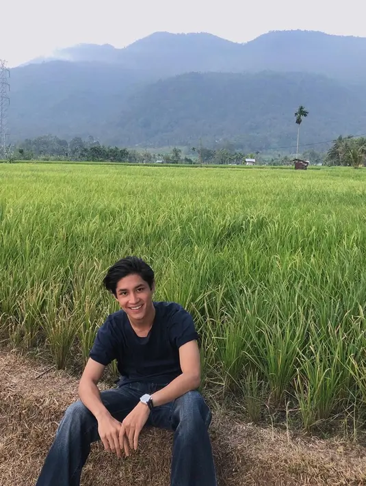 Pria lulusan jurusan Global Business Management di Coventry University ini tak merasa canggung duduk di pematang sawah. Rassya malah terlihat begitu senang bisa menikmati suasana sawah yang teduh pada sore hari. (Liputan6.com/IG/@teukurassya)