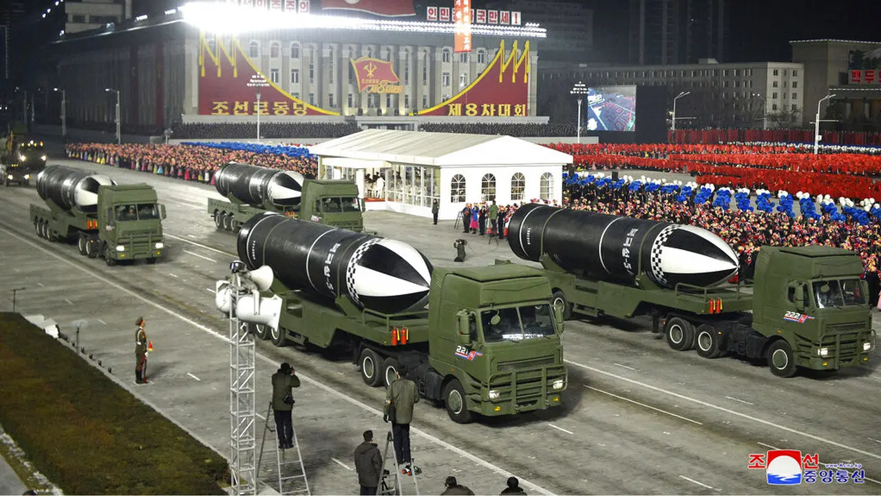 FOTO: Senyum Semringah Kim Jong-un Saksikan Parade Militer Korea Utara