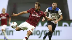 Pemain AC Milan Hakan Calhanoglu (tengah) bersiap melakukan tendangan saat menghadapi Atalanta pada pertandingan Serie A di Stadion San Siro, Milan, Italia, Jumat (24/7/2020). Pertandingan berakhir 1-1. (Spada/LaPresse via AP)