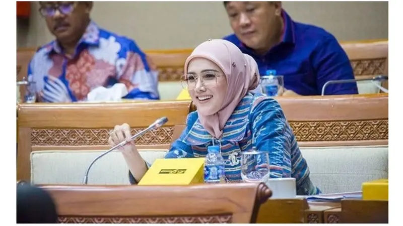 Dapat Dukungan Netizen, Ini 6 Potret Mulan Jameela saat Ngantor di DPR RI