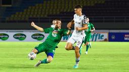 Pemain PSS Sleman, Mario Maslac (kiri) berusaha membuang bola  saat duel dengan pemain Persikabo 1973 Pushniakou Siarhei dalam pertandingan lanjutan pekan ke-11 BRI Liga 1. PSS unggul 3-2 atas Persikabo 1973. (Bola.com/Nandang Permana)