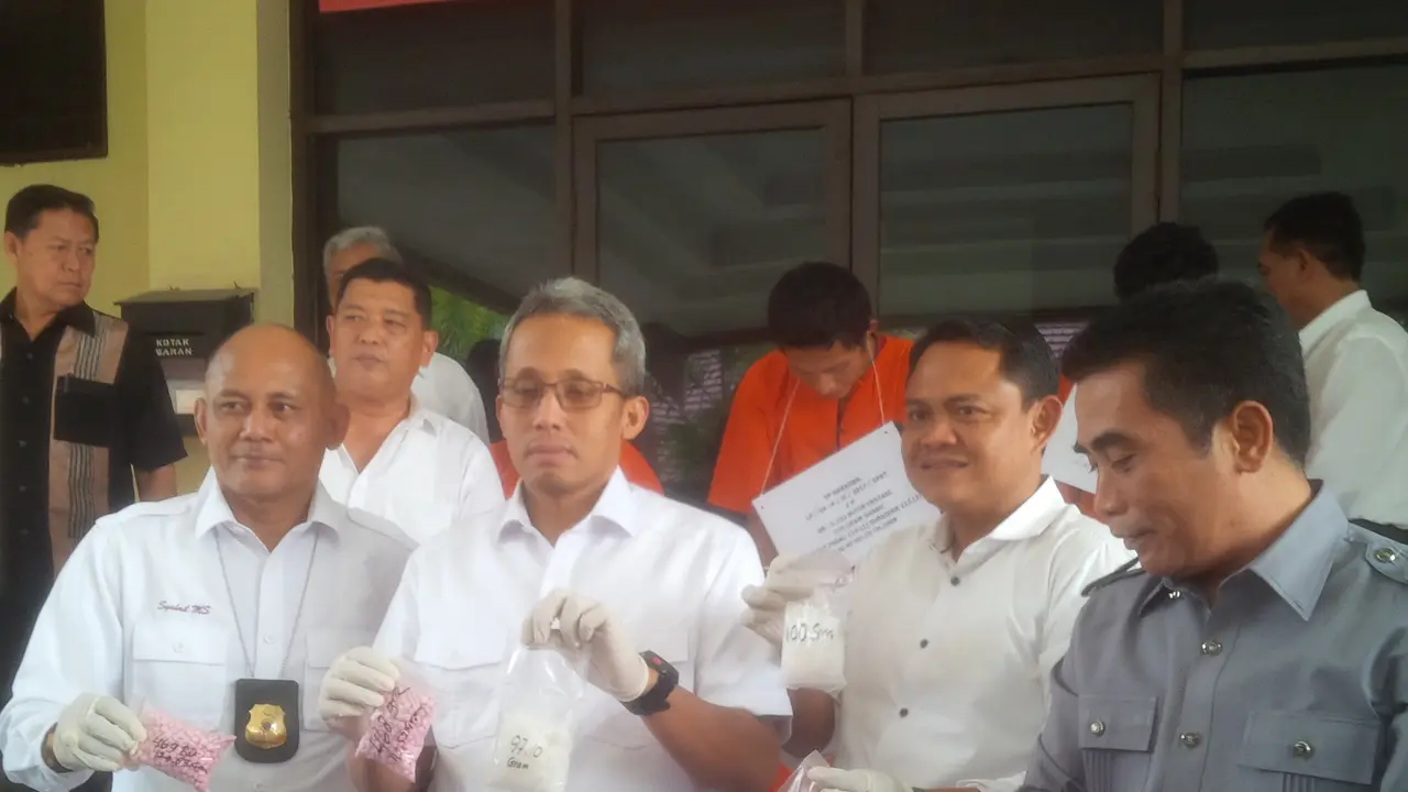 Direktur Dirkrimum Polda Sumsel, Kombes Pol Tommy Aria Dwianto menunjukkan barang bukti narkoba yang diamankan (Liputan6.com/Nefri Inge)