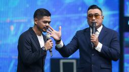 Mantan pemain Persija Jakarta, Bambang Pamungkas (kiri) ikut menjadi host untuk memandu acara Konser Gila Bola 2022 bersama Irfan Hakim, Gilang Dirga, Rendra Soedjono, dan Edwin Setyadinata yang berlangsung di Studio 5 Indosiar, Daan Mogot, Jakarta, Kamis (17/11/2022). (Bola.com/Bagaskara Lazuardi)