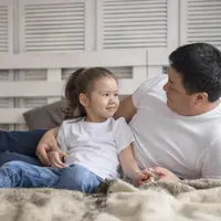 Peran ayah dalam membangun hubungan emosional dengan anak perempuan. (foto: jcomp/freepik)