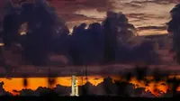 Roket NASA untuk misi Artemis 1 bersiap saat matahari terbit di Launch Pad 39B, Kennedy Space Center, Cape Canaveral, Florida, Amerika Serikat, 29 Agustus 2022. NASA harus menunda misi Artemis 1 ke Bulan akibat masalah bahan bakar. (AP Photo/Brynn Anderson)