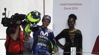 Pebalap Movistar Yamaha, Valentino Rossi berhasil finish ketiga pada MotoGP Qatar di Sirkuit Losail, Doha, Minggu (18/3/2018). Dirinya terpaut 0,797 detik dari Andrea Dovizioso dengan catatan waktu 42 menit 34,654 detik. (AFP/Karim Jaafar)