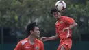 Pesepakbola Novri Setiawan menyundul bola saat mengikuti latihan perdana bersama Persija jelang Piala Presiden 2015 di Lapangan Yon Zikon 13, Jakarta, Selasa (18/8/2015). (Bola.com/Vitalis Yogi Trisna)