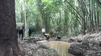 Para Mahasiswa Uniba Banyuwangi Melakukan Revitalisasi Sumber Mata Air Dilem, Kalipuro (Hermawan Arifianto/Liputan6.com)
