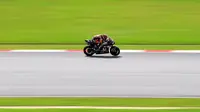 Aksi pembalap Pramac Racing, Danilo Petrucci pada tes pramusim MotoGP 2018 di Sirkuit Sepang, Malaysia. (MANAN VATSYAYANA / AFP)