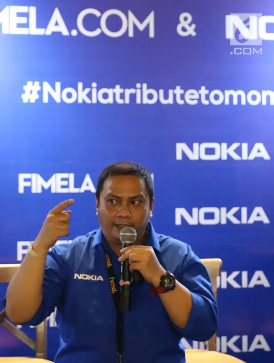 Perwakilan Nokia, Irvan Hasibuan memberi keterangan saat acara #Nokiatributetomom yang diselenggarakan Fimela.com dan Nokia di Kota Kasablanka, Jakarta, Minggu (27/5). Pihak Nokia memperkenalkan produk terbarunya. (Liputan6.com/Helmi Fithriansyah)