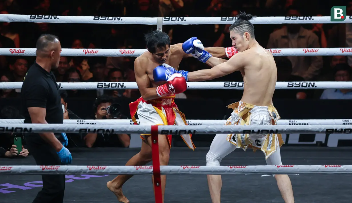 Petarung Indonesia, Serieal Effendy, saat melawan petarung Malaysia, Ammarul Shafiq, pada pertandingan Byon Combat Showbiz Vol. 6 di Tennis Indoor Senayan, Jakarta, Sabtu (22/10/2025). (Bola.com/M Iqbal Ichsan)