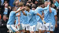 Saat kedua pesaingnya, Arsenal dan Liverpool belum bermain pada pekan ke-33 Premier League 2023/2024, Manchester City mengambil keuntungan untuk memberi tekanan psikologis berkat kemenangan telak 5-1 atas tamunya, Luton Town di Etihad Stadium, Manchester, Sabtu (13/4/2024). Gol-gol Man City terasa lengkap karena dihasilkan oleh ketiga lini, mulai bek, gelandang hingga striker. Tuan rumah unggul cepat pada menit ke-2 lewat gol bunuh diri Daiki Hashioka yang bertahan hingga babak pertama usai. Pada babak kedua The Citizens menambah 4 gol lagi melalui Mateo Kovacic (64'), Erling Haaland (76'), Jeremy Doku (87') dan Josko Gvardiol (90+3). Satu-satunya gol Luton dicetak oleh Ross Barkley (81'). (AFP/Darren Staples)