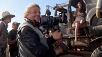Sutradara George Miller saat menjadi sutradara Mad Max: Fury Road. (Warner Bros)