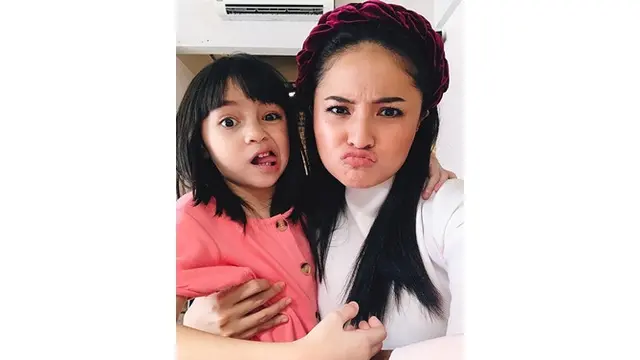 7 Potret Kedekatan Marshanda dan Sienna Ameerah Kasyafani, Kompak Banget