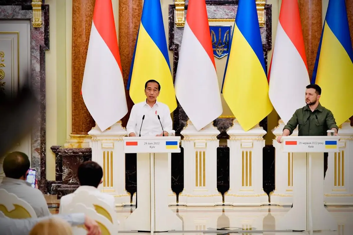Presiden RI Joko Widodo atau Jokowi bersama Presiden Ukraina Volodymy Zelensky menyampaikan konferensi pers usai pertemuan di Istana Maryinsky, Kiev, Ukraina. (Foto: Sekretariat Presiden)