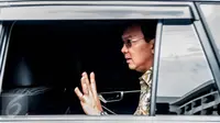 Tersangka dugaan penistaan agama, Basuki Tjahaja Purnama (Ahok) berada di dalam mobil usai mengikuti proses pelimpahan kasusnya dari Bareskrim Polri ke Jampidum Kejagung, di gedung Kejaksaan Agung, Jakarta, Kamis (1/12). (Liputan6.com/Gempur M Surya)