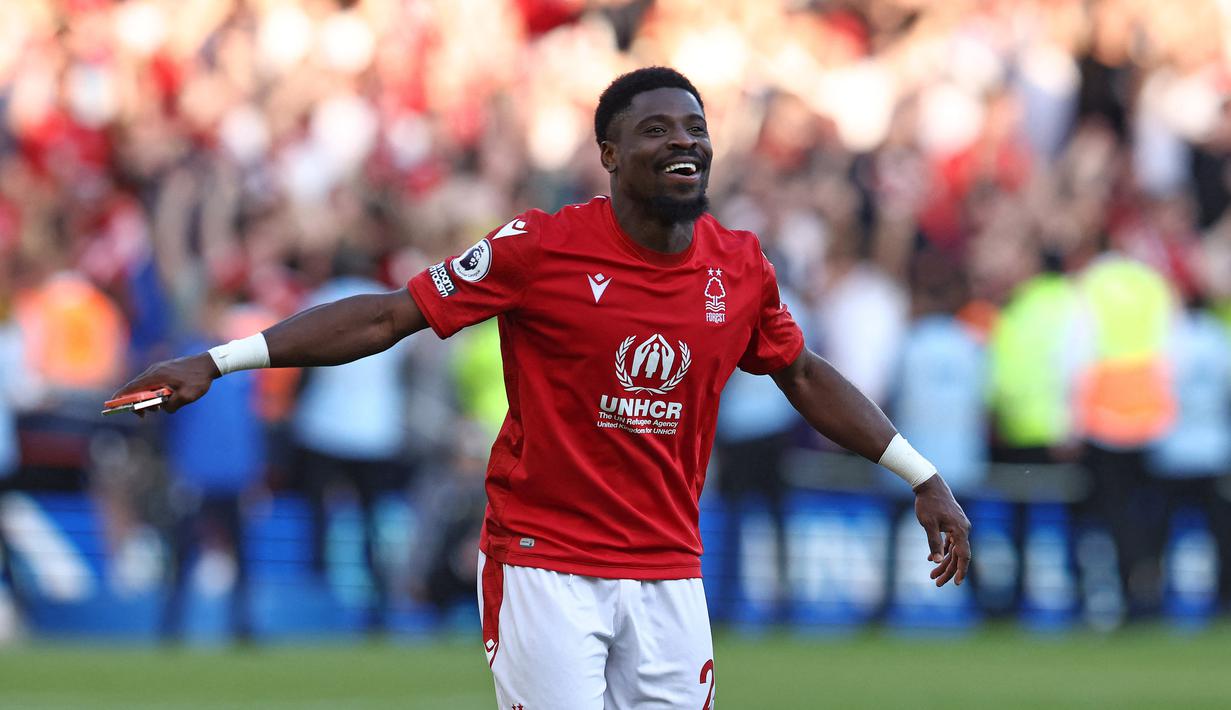 Pemain Nottingham Forest, Serge Aurier ini dilahirkan pada 24 Desember 1992 di Ouragahio, Pantai Gading. Namun, dirinya tak merayakan Natal karena memeluk agama Islam. (AFP/Darren Staples)