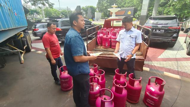 Subdit Tipidter Ditreskrimsus Polda Metro Jaya mengungkap praktik nakal jual-beli gas elpiji di Bekasi.