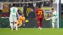 Pemain Sassuolo Domenico Berardi (kanan) mencetak gol ke gawang AS Roma pada pertandingan sepak bola Serie A Liga Italia di Stadion Olimpiade, Roma, Italia, 12 Maret 2023. AS Roma kalah dari Sassuolo dengan skor 3-4. (AP Photo/Alessandra Tarantino)