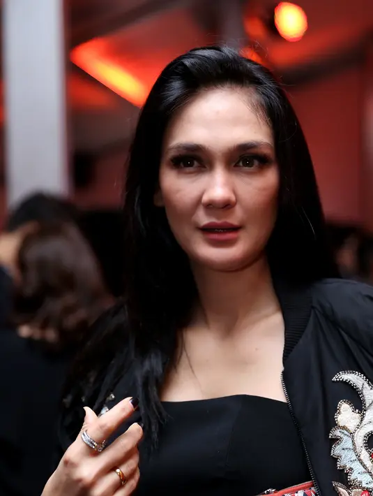 Bagi Luna Maya, kecantikan dari dalam atau inner beauty adalah hal yang lebih penting untuk seseorang. "Cantik ya harus jadi diri sendiri. Misal ada yang pengen kayak aku, ga bisa. Ga mungkin bisa persis.” ujar Luna Maya. (Andy Masela/Bintang.com)