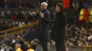 Pelatih Manchester United, Jose Mourinho (kiri) berbincang dengan pelatih St.Etienne, Christophe Galtier pada leg pertama babak 32 besar Liga Europa Old Trafford stadium, Manchester, (16/2/2017).  (AP/Dave Thompson)