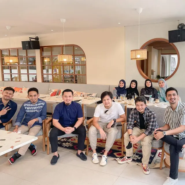 6 Potret Rekan Artis Kunjungi Kafe Baru Vebby Palwinta, Jadi Tempat Kumpul