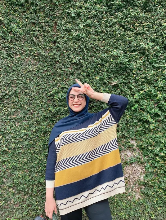 Perpaduan warna hijab serta busana yang dikenakan oleh Nina Zatulini juga terlihat sangat serasi. Tak selalu menggunakan gamis, ia pun beberapa kali memadukan baju panjangnya dengan sebuh celana. (Liputan6.com/IG/@ninazatulini22)