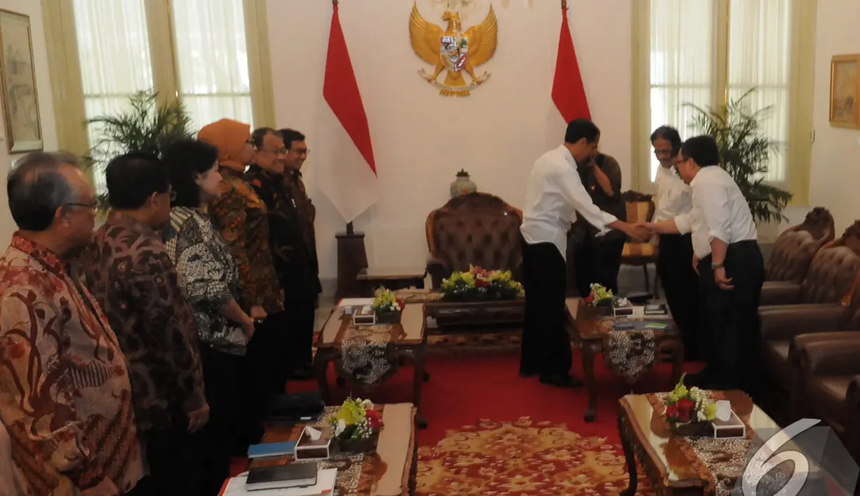 Jokowi didampingi Menteri Koordinator Perekonomian Sofyan Djalil, Menteri Sekretaris Negara Pratikno, dan Menteri Keuangan Bambang Brodjonegoro, Jakarta, Jumat (31/10/2014). (Liputan6.com/Herman Zakharia)