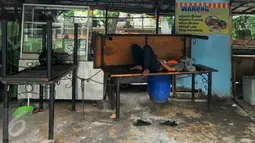 Seorang penjual makanan beristirahat di dalam warungnya, Jakarta, Selasa (7/6/2016). Selama bulan puasa, sejumlah warung makan di kawasan perkantoran memilih untuk tutup di siang hari.(Liputan6.com/Yoppy Renato)