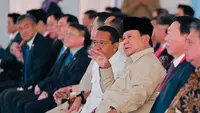 Presiden Prabowo Subianto dan Menteri ESDM Bahlil Lahadalia dalam pabrik petrokimia Lotte Chemical Indonesia (LCI) di Cilegon, Kamis (6/11). Foto: BPMI Setpres RI