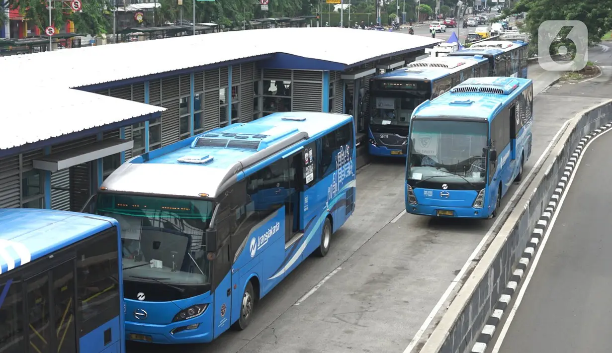 Bus Transjakarta antre saat melintasi Shelter Harmoni, Jakarta, Kamis (5/11/2020). PT Transportasi Jakarta (Transjakarta) menargetkan di tahun 2030 seluruh armada merupakan bus listrik. Diharapkan total bus listrik mencapai 12.120 unit diakhir tahun 2030. (Liputan6.com/Immanuel Antonius)