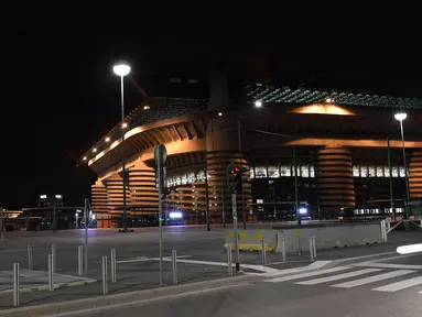 Suasana sepi di luar Stadion San Siro di Milan, Italia (27/2/2020). Akibat virus COVID-19 yang sedang mewabawah, pertandingan leg kedua babak 32 besar Liga Europa UEFA antara Inter Milan melawan Ludogorets dimainkan tanpa penonton. (Xinhua/Alberto Lingria)