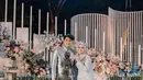Busana lamaran serba abu-abu. Lesti Kejora dan Rizky Billar ini bisa jadi inspirasi. Rizky Billar tampak mengenakan beskap dengan aksen motif batik. (Instagram/imagenic).