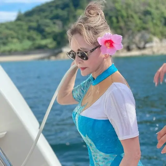7 Potret Ratna Sari Dewi Liburan Naik Yacht Mewah di Usia 81 Ini Tampil Menawan
