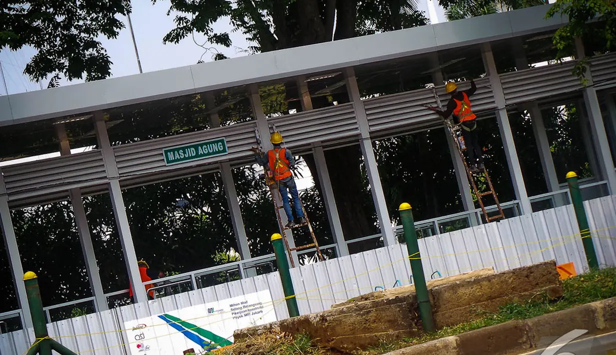 Pembangunan Halte Transjakarta Masjid Agung Al Azhar sebagai pengganti halte yang rusak akibat terbakarnya bus transjakarta pada Agustus lalu, Jakarta, Sabtu (6/9/2014) (Liputan6.com/FAizal Fanani)