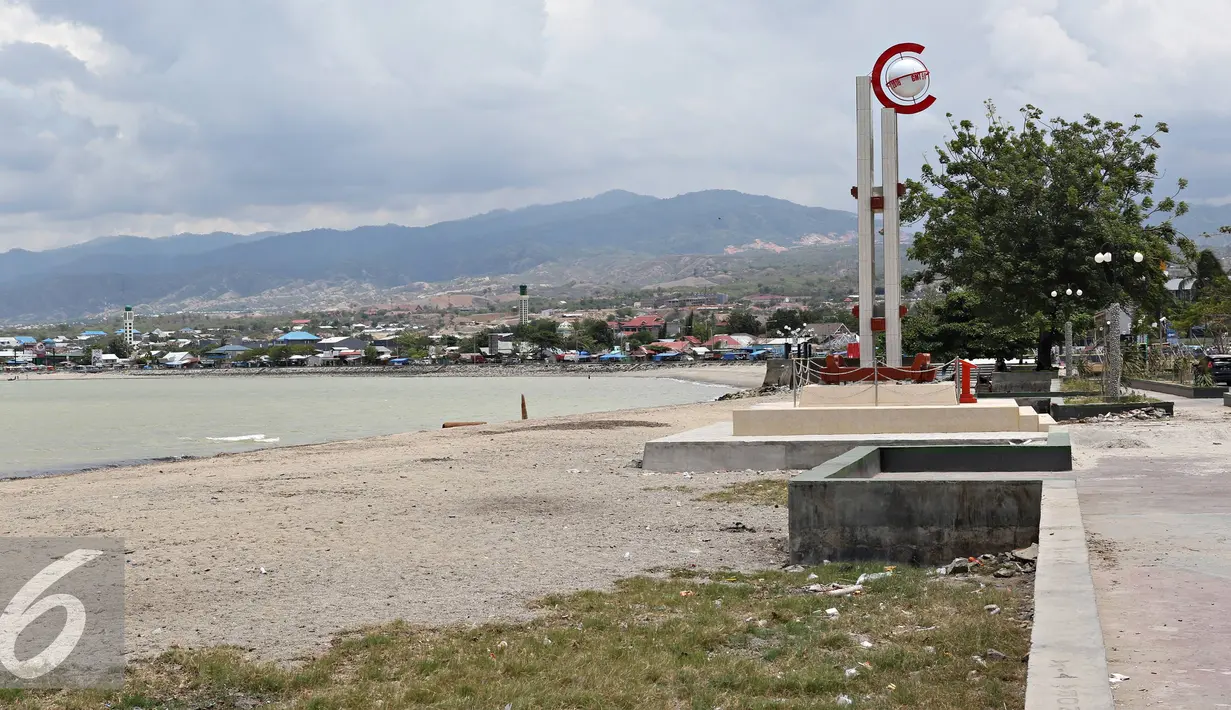 Suasana di sekitar Pantai Talise, Palu, Sulawesi Tengah, Selasa (8/3). Pantai tersebut menjadi pilihan warga untuk menyaksikan Gerhana Matahari Total. (Liputan6.com/Immanuel Antonius)