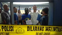 Wugi Fahrur Rozak (19), salah satu pelaku pengeroyok Ricko Andrean (22) yang tewas beberapa waktu lalu, menjalani rekonstruksi kejadian di Stadion Gelora Bandung Lautan Api (Aditya Prakasa)