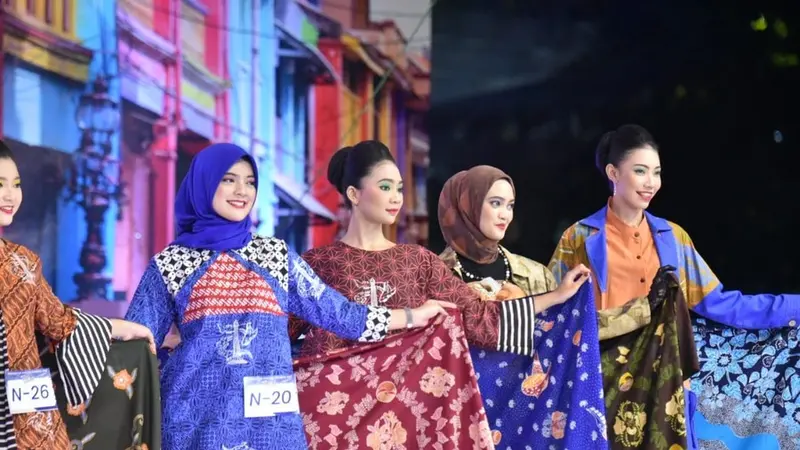 Finalis Cak dan Ning mengenakan batik khas Surabaya. (surabaya.go.id)