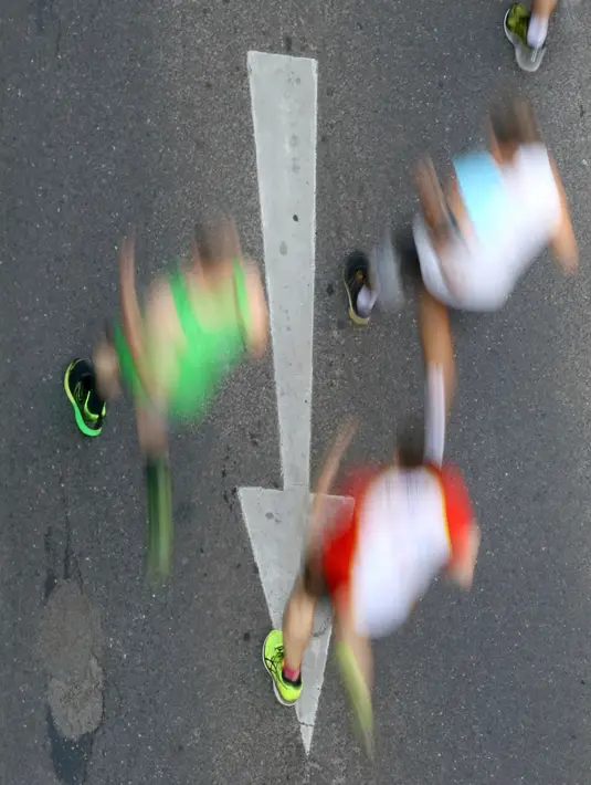 Sejumlah atlet berlari ketika ambil bagian dalam Vienna City Marathon 2018 yang digelar di Wina, Austria, Minggu (22/4). Acara lari maraton ini diikuti ribuan peserta dari berbagai negara. (AP Photo /Ronald Zak)