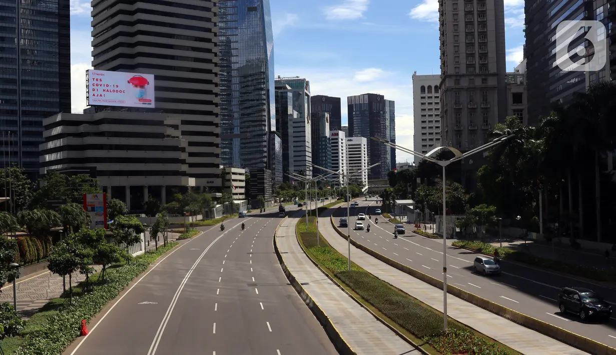 Suasana jalan di kawasan Sudirman, Jakarta, Jumat (25/12/2020). Libur Natal dan Tahun Baru 2021 membuat jalanan di beberapa wilayah Ibu Kota terpantau lengang tanpa kemacetan. (Liputan6.com/Angga Yuniar)